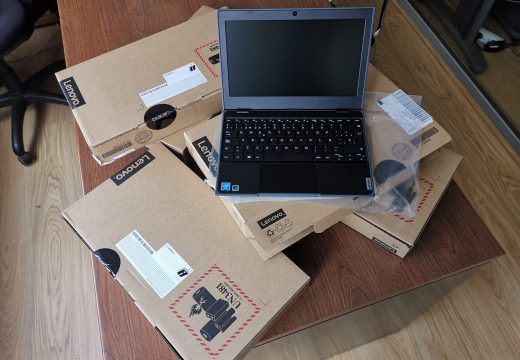 A empresa de eólicos EDP doa ao Concello de Vimianzo un lote de ordenadores portátiles para destinar ao servizo de préstamo